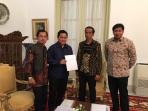 kunjungan-panitia-piala-presiden-ke-istana-negara_20160106_104559.jpg