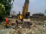 kurang-lebih-sebanyak-160-bangunan-liar-di-bantaran-kali-sunter-jalan-irigasi-rt-0607-rw_20141105_182948.jpg