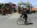 kurir-sepeda-antar-baik-siap-layani-warga-bali_20200626_012826.jpg