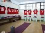 kursi-plastik-untuk-para-pemain-timnas-u22-indonesia-di-ruang-ganti.jpg