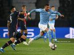 kyle-walker-kanan-bertarung-memperebutkan-bola-dengan-leandro-paredes.jpg