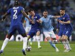 kyle-walker-kanan-ke-2-bertarung-memperebutkan-bola-dengan-gelandang-chelsea-jorginho.jpg
