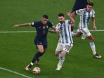 kylian-mbappe-dihadang-lionel-messi_20221218_235749.jpg