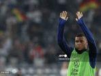 kylian-mbappe-melambaikan-tangan.jpg