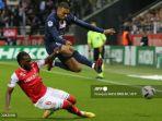 kylian-mbappe-melompat-menghindari-tekel-dari-bek-reims.jpg