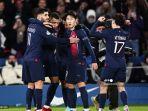 kylian-mbappe-merayakan-bersama-rekan-satu-timnya-setelah-mencetak-gol.jpg