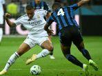 kylian-mbappe-sedang-menggiring-bola-di-laga-real-madrid-vs-atalanta-di-piala-super-eropa.jpg