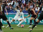 kylian-mbappe-tengah-ditantang-selama-pertandingan-sepak-bola-uefa-nations-league.jpg
