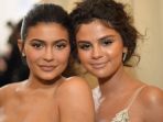 kylie-jenner-dan-selena-gomez_20180508_181010.jpg