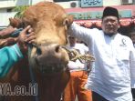 la-nyalla-mahmud-mattalitti-melaksanakan-penyembelihan-hewan-kurban_20170901_201236.jpg