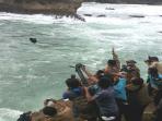 labuhan-pantai-ngeliyep-malang_20150105_220415.jpg