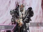 lady-gaga-menerima-penghargaan-tricon.jpg