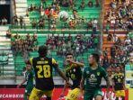 laga-persebaya-surabaya-vs-barito-putera.jpg