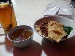 lagi-asik-mau-makan-mie-ayam-malah-mangkok-digeser-makhluk-gaib.jpg