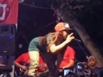 lagi-asik-nyawer-penyanyi-dangdut-sambil-bergoyang-hal-memalukan-terjadi_20170405_172829.jpg