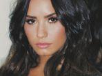 lagu-cool-for-the-summer-dipopulerkan-oleh-demi-lovato.jpg