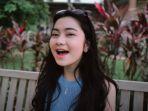 lagu-jatuh-cinta-lagi-dinyanyikan-oleh-ratu-aulia-berikut-liriknya.jpg