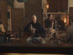 lagu-middle-ground-dinyanyikan-oleh-maroon-5-berikut-lirik-dan-terjemahannya.jpg