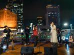 lagu-sialan-dirilis-di-atas-halte-kapal-transjakarta-terbaru-anjungan-tosari-yang.jpg