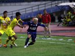 laju-christian-gonzales-dihadang-pemain-sriwijaya-fc_20170227_120319.jpg