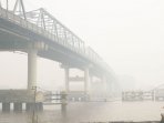 laju-kapal-terganggu-kabut-asap-di-sungai-kapuas_20150920_190335.jpg