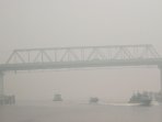laju-kapal-terganggu-kabut-asap-di-sungai-kapuas_20150920_190628.jpg