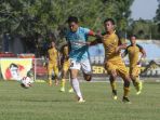 laju-syahroni-dihadang-pemain-mitra-kukar_20190903_102344.jpg