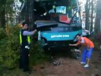 laka-bus-garuda-mas-di-hutan-blora_20170313_111106.jpg