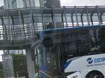laka-transjakarta-tabrak-trotoar-ratu-plaza.jpg