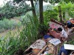 landika-juri-seorang-warga-yang-tinggal-di-bantaran-sungai-ciliwung.jpg