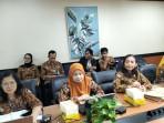 Hampir Separuh Lansia di Indonesia Hidup Sendiri
