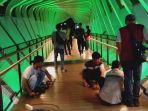 lantai-jpo-gbk-di-jalan-jenderal-s.jpg