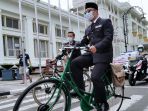 lantik-lima-kepala-daerah-ridwan-kamil-pergi-pulang-naik-sepeda_20210228_212242.jpg