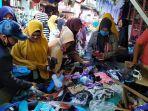 lapak-sepatu-dan-di-pasar-mardika-diserbu-pengunjung.jpg