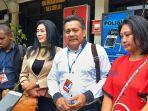 lapor-kuasa-hukum-alit-wiraputra-gusti-randa-bersama-tim-dan-istri-alit-ratna-sari-dewi.jpg