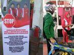 larangan-menggoyang-goyang-kendaraan-mobil-motor-saat-mengisi-bensin-bbm-spbu.jpg
