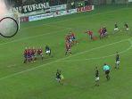 larsson-cetak-gol-via-free-kick-karena-terbantu-asap.jpg