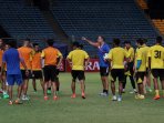 latihan-arema-jelang-final-piala-bhayangkara_20160404_185703.jpg