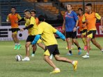 latihan-arema-jelang-final-piala-bhayangkara_20160404_185905.jpg