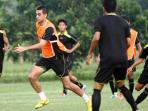 latihan-tim-persebaya-surabaya_20141228_093356.jpg