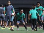 latihan-timnas-indonesia_20171002_231632.jpg