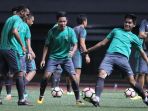 latihan-timnas-indonesia_20171002_231739.jpg