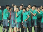 latihan-timnas-indonesia_20171002_232055.jpg