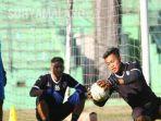 latihan-utam-rusdiana-menangkap-bola-dalam-latihan-arema-fc-di-stadion-gajayana-malang.jpg