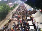 lautan-manusia-di-jalan-mh-thamrin-jakarta-pusat-jelang-malam-pergantian-tahun_20180101_012602.jpg