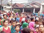 lautan-manusia-terhampar-di-depan-kediaman-milik-seorang-dermawan-di-kampung-dadap_20170128_201746.jpg