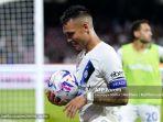 lautaro-martinez-dari-fc-internazionale-merayakan-kemenangan-dengan-bola.jpg