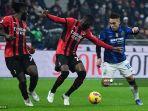 lautaro-martinez-kiri-berebut-bola-dengan-bek-ac-milan-fikayo-tomori.jpg