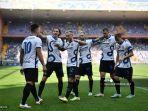 lautaro-martinez-kiri-merayakan-dengan-rekan-setimnya-setelah-mencetak-gol-kedua.jpg