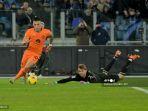 lautaro-martinez-mengalahkan-kiper-italia-ivan-provedel.jpg